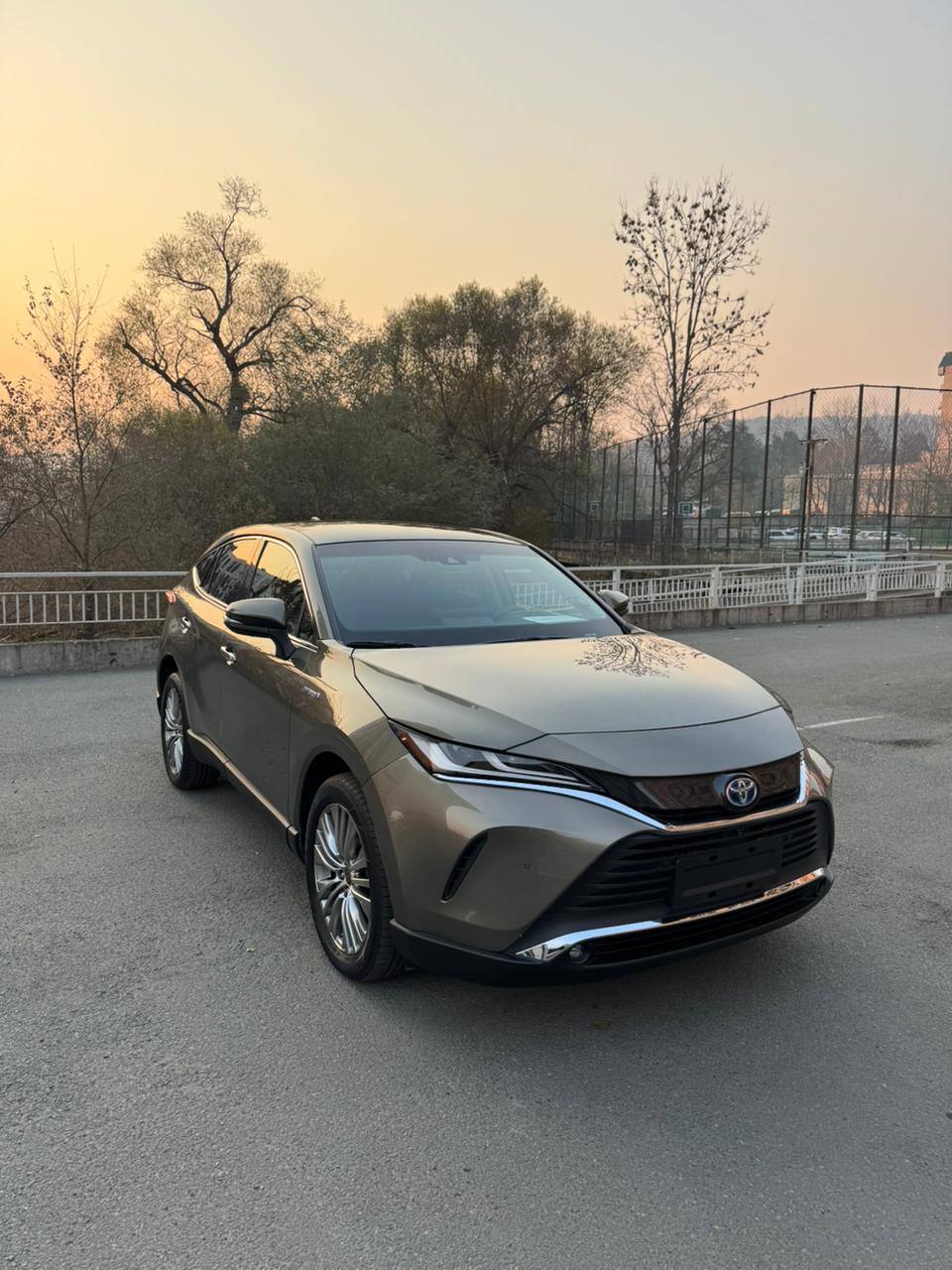 Toyota Harrier, вид спереди